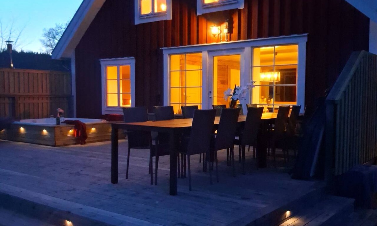 Olofstrom House | Large, lovingly renovated farmhouse – nature, hot tub, sauna, and boat