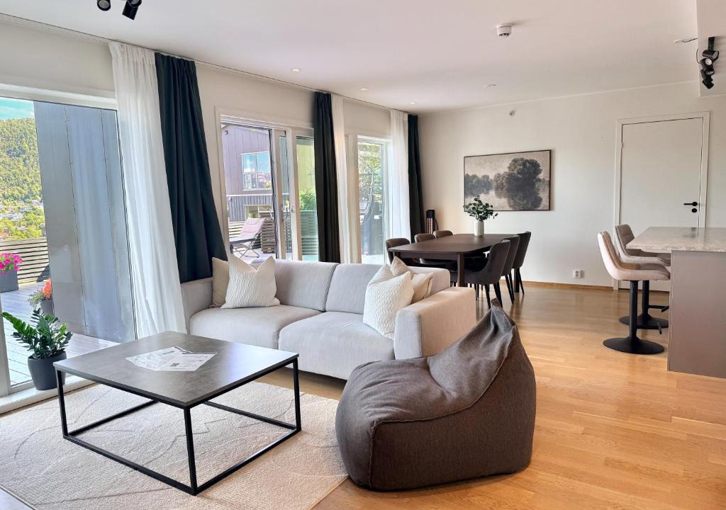 Laksevag Apartment | Large luxurious apartment with private terrace and parking
