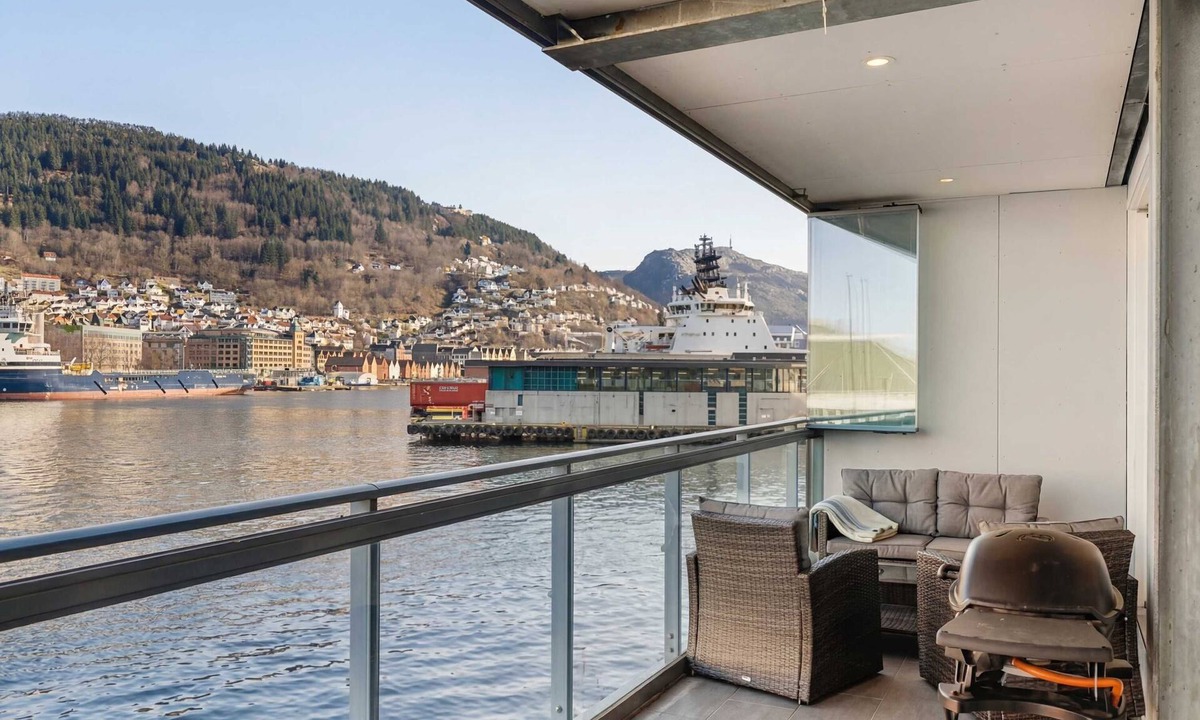 Bergen City Centre Apartment | Large Seaside 2BR - Balcony - Harbour city view