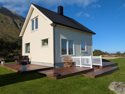 Vestvagøy House | Lauvåsstua-Charming house by the sea