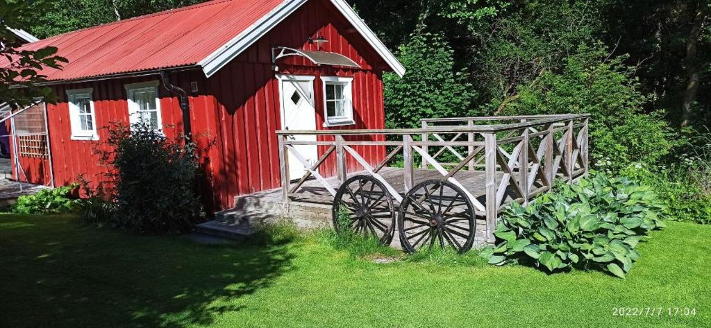 Ucklum Apartment | Lillstugan - idyllisk miljö nära sjön Hällungen