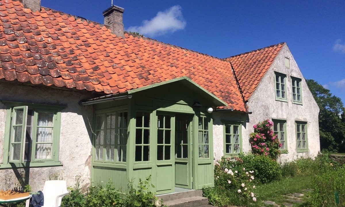 Burgsvik House | Limestone house with a large garden, close to the sea and a bistro