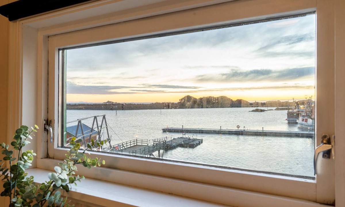 Vestvagøy Cottage | Lofoten- Fishermans lodge with a view