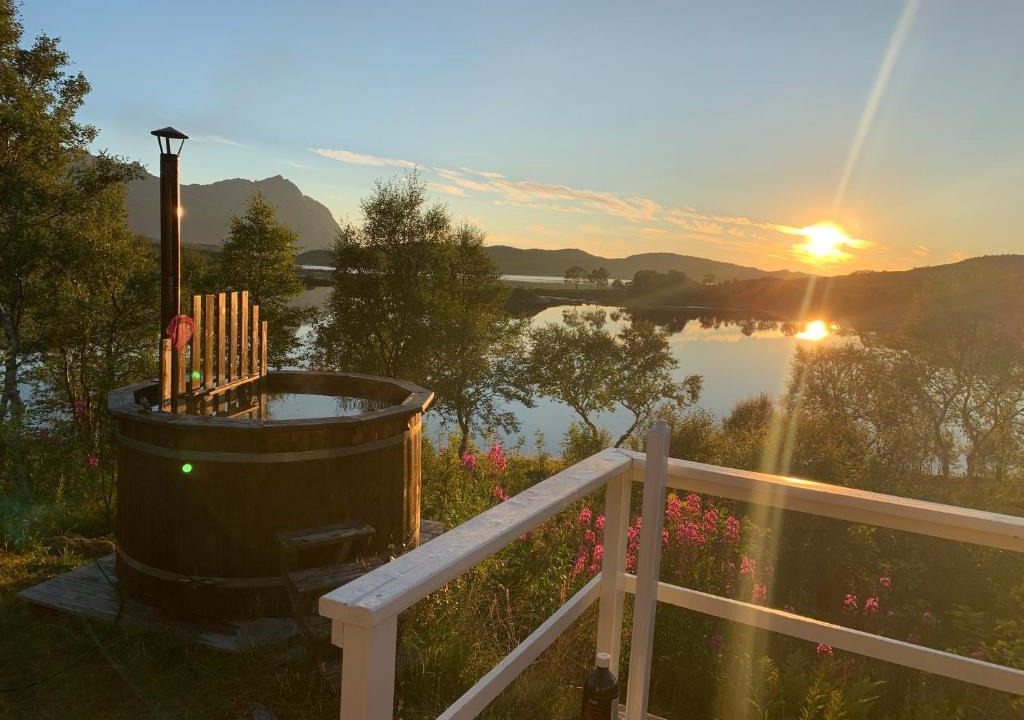 Austvagoy House | Lofoten hytte med nydelig beliggenhet ved vannet