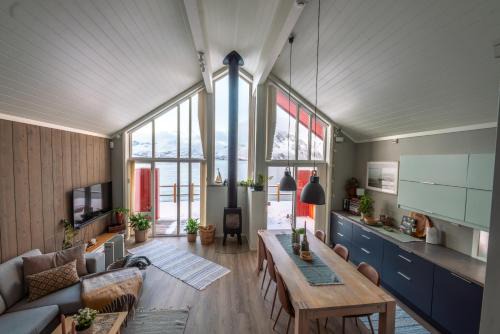 Vestvagøy House | Lofoten sea view Rorbu -Unique hideaway in the heart of Lofoten