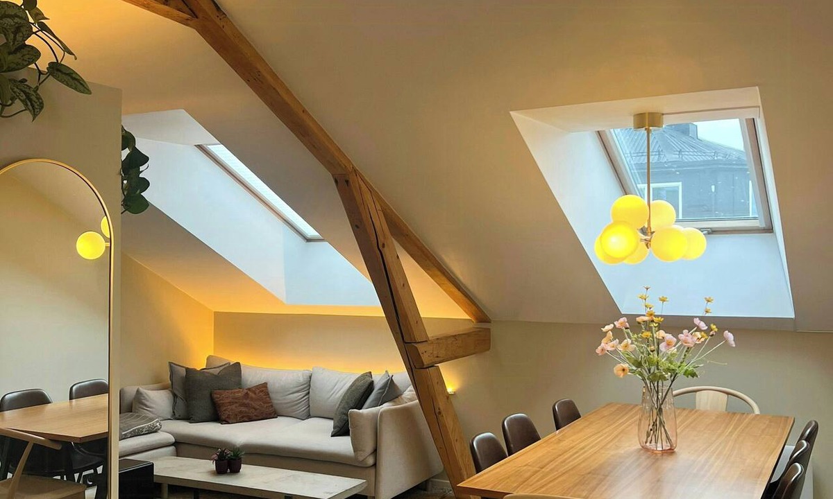 St. Hanshaugen Apartment | Loft flat with exposed beams and 4 m ceilings