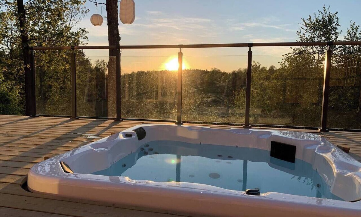 Ludvigsborg Cabin | Log cabin with hot tub and views