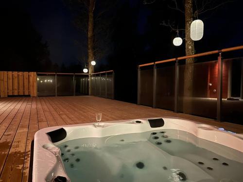 Ludvigsborg House | Log cabin with hot tub and views