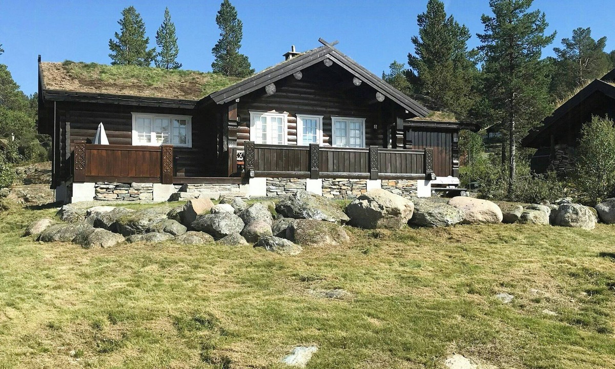 Rauland House | Log cabin with turf roof near Rauland