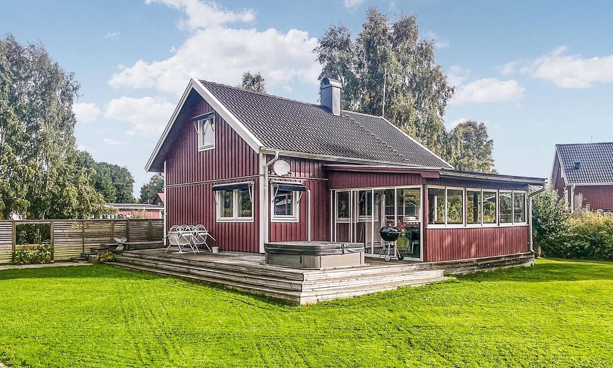 Helde House | Look forward to a relaxing vacation close to nature in this beautiful vacation home!