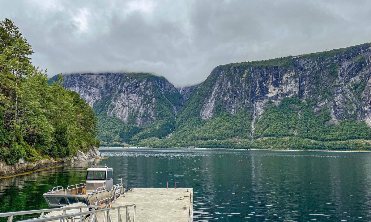 Nesset House | Look forward to this cozy vacation home by the Eresfjord.