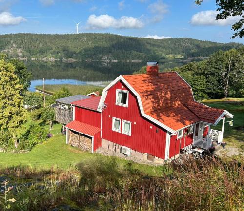 Svenshogen House | Lovely holiday house by a beautiful lake!