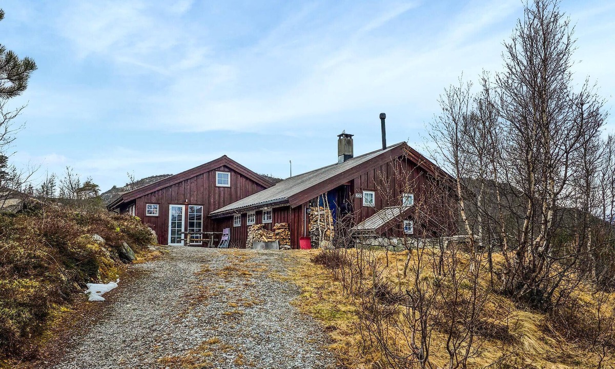 Vinje House | Lovely home in Edland with sauna