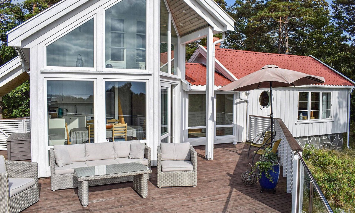 Faervik House | Lovely home in Færvik with house sea view
