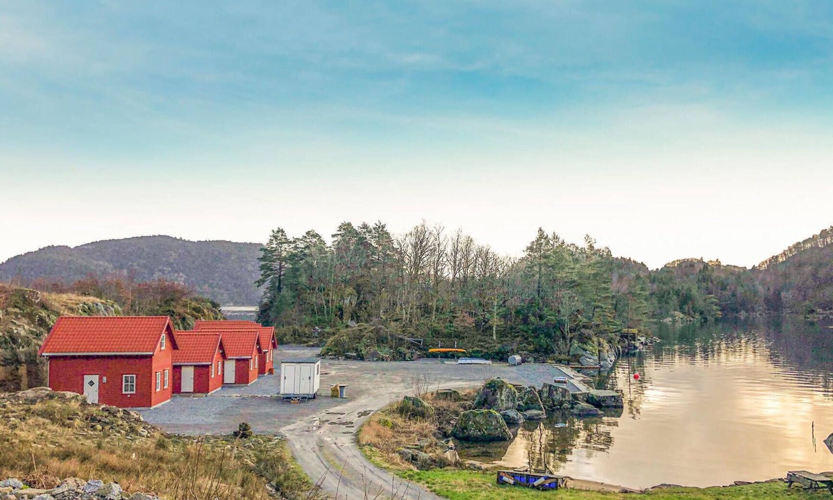 Lyngdal House | Lovely home in Lyngdal with WiFi