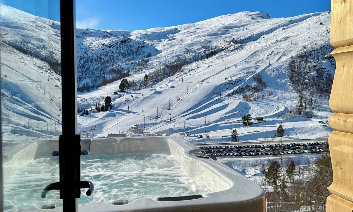 Møre og Romsdal Cabin | Luxurious cabin for family and friends – Ski-in/ski-out – Sunnmøre Alps – Jacuzzi