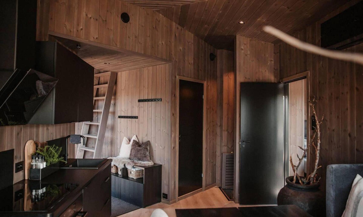 Iveland Cabin | Luxurious Tree Top Cabin by the Lake
