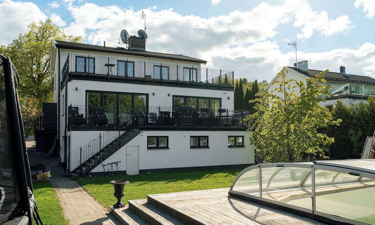 Solna Villa | Luxury Solna Villa with Private Pool and Lake View