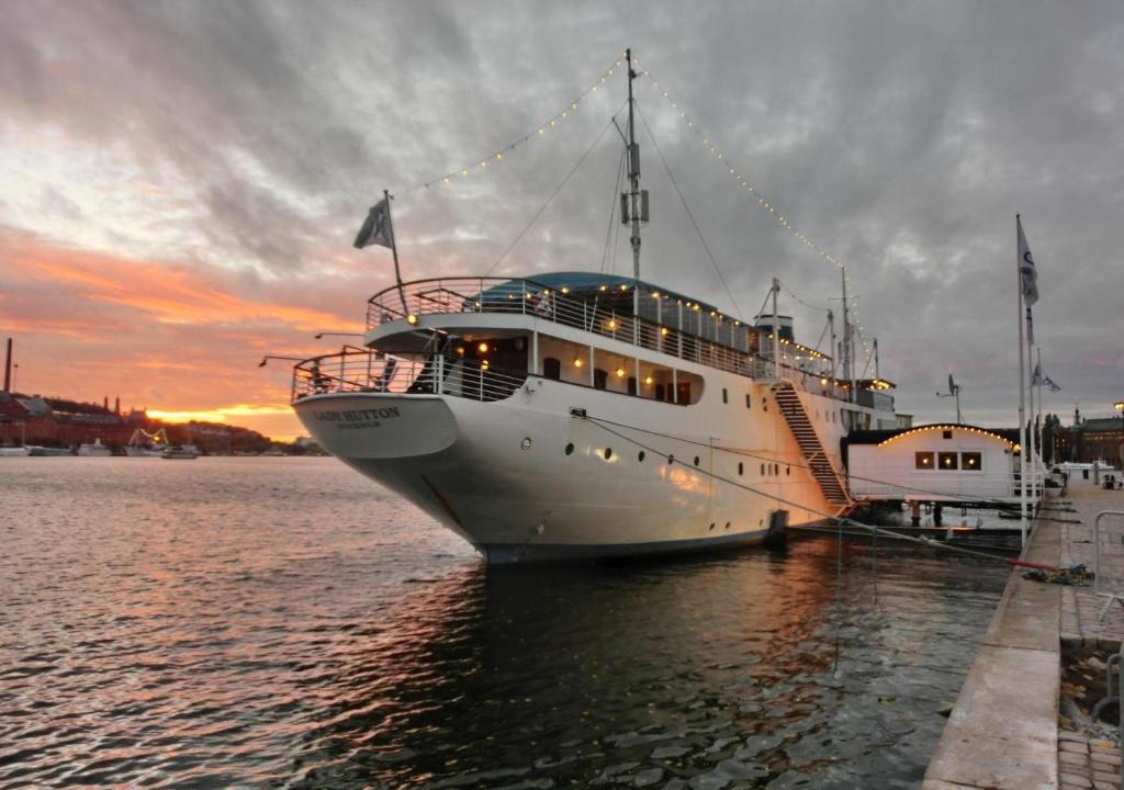 Gamla Stan Boat Rental | Mälardrottningen Yacht Hotel