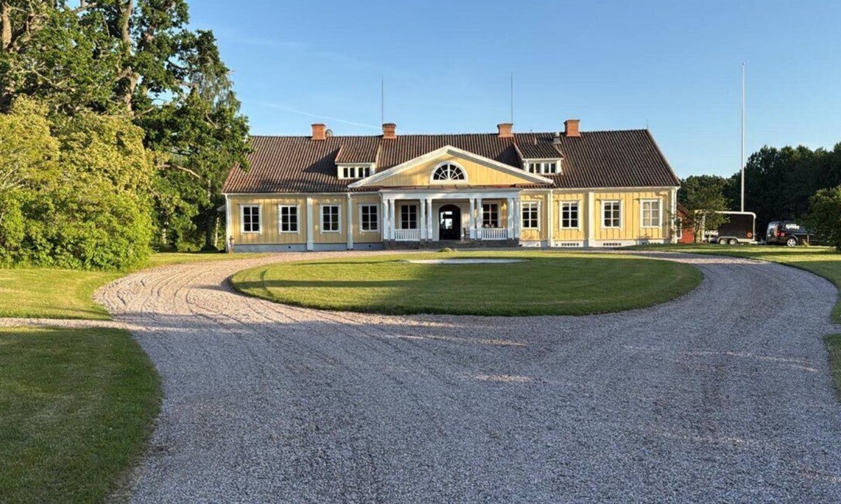 Ydre Municipality House | Magnificent house for 2-3 families right on the lake