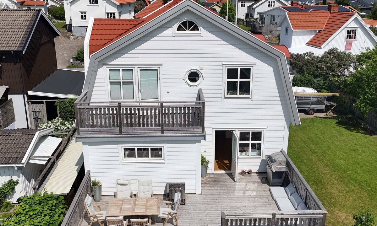 Hono Condo | Mezzanine: Lovely south-facing patio with barbecue. Gothenburg northern archipelago