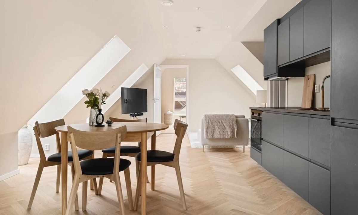Bergen City Centre Condo | Mid-City Luxury I Mini Balcony I SONOS I Privacy