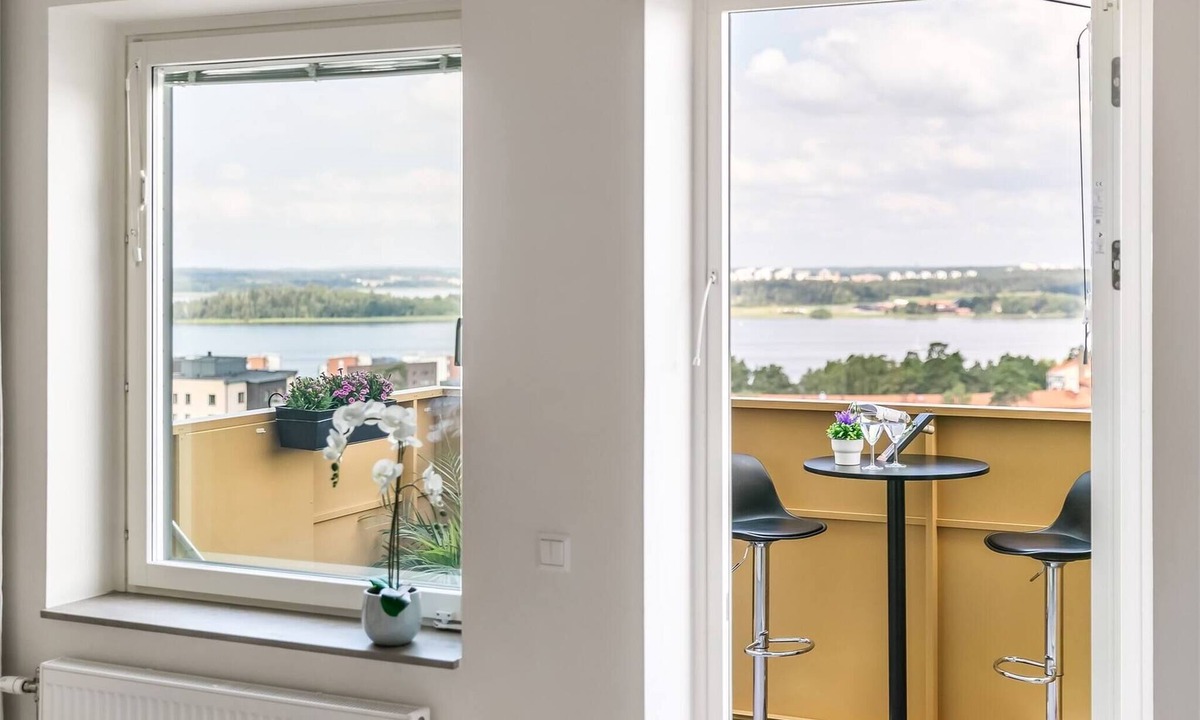 Jarfalla Apartment | Mini Penthouse With Lake View & Beautiful Sunset