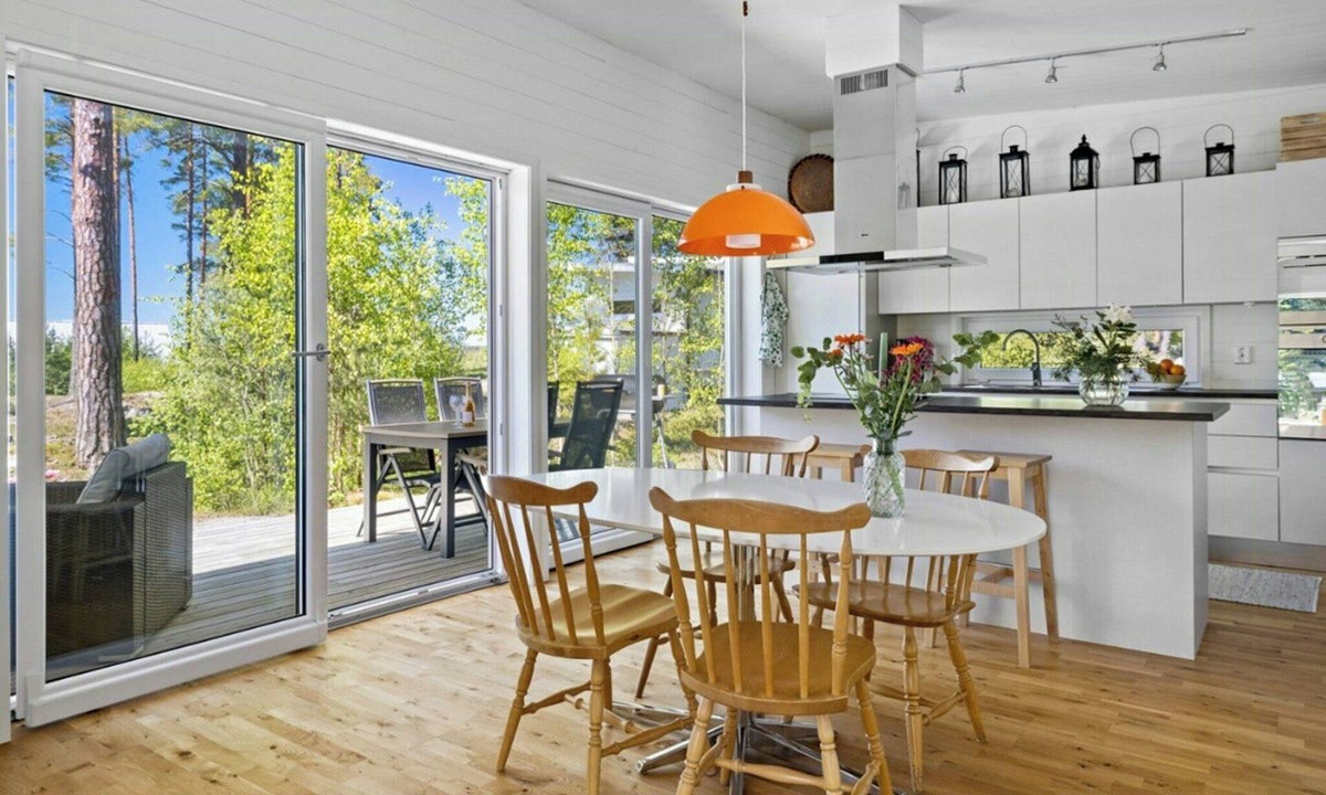 Osteraker Municipality House | Modern archipelago cabin with hot tub on Timrarön