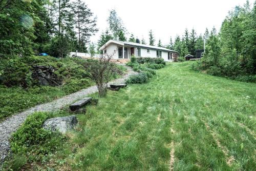 Hobol Municipality House | Modern cabin by Lake Lyseren with large private grounds