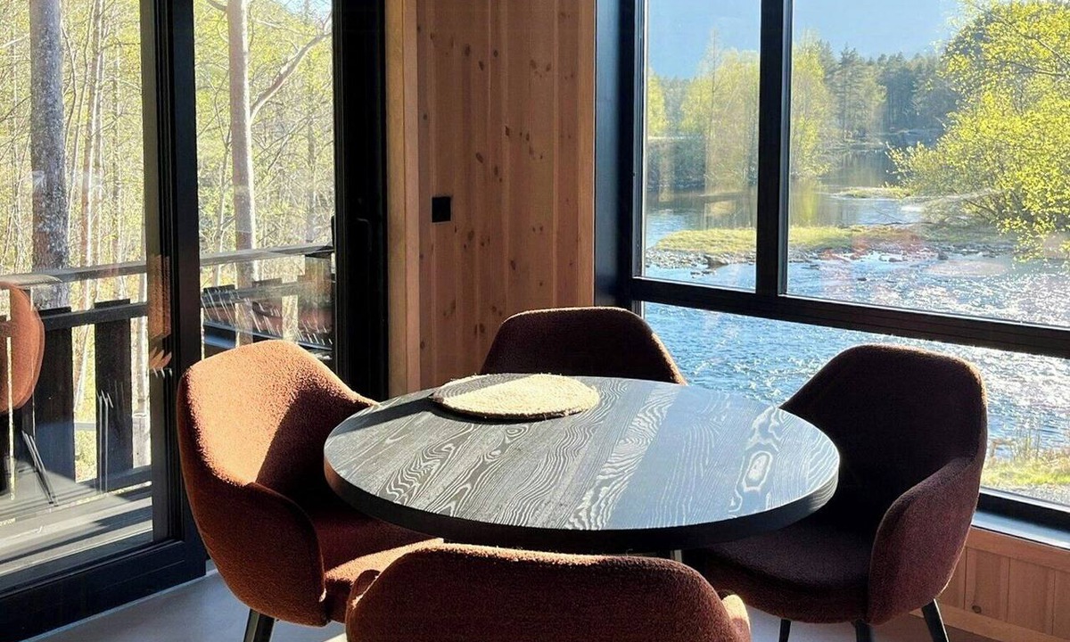 Flora Apartment | Modern cabin high above Storelva near Eikefjord