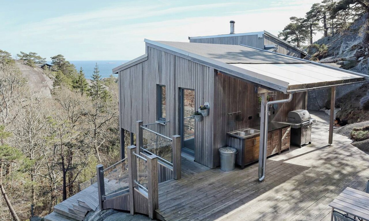 Larvik House | Modern cabin on rock at Kjerringvik
