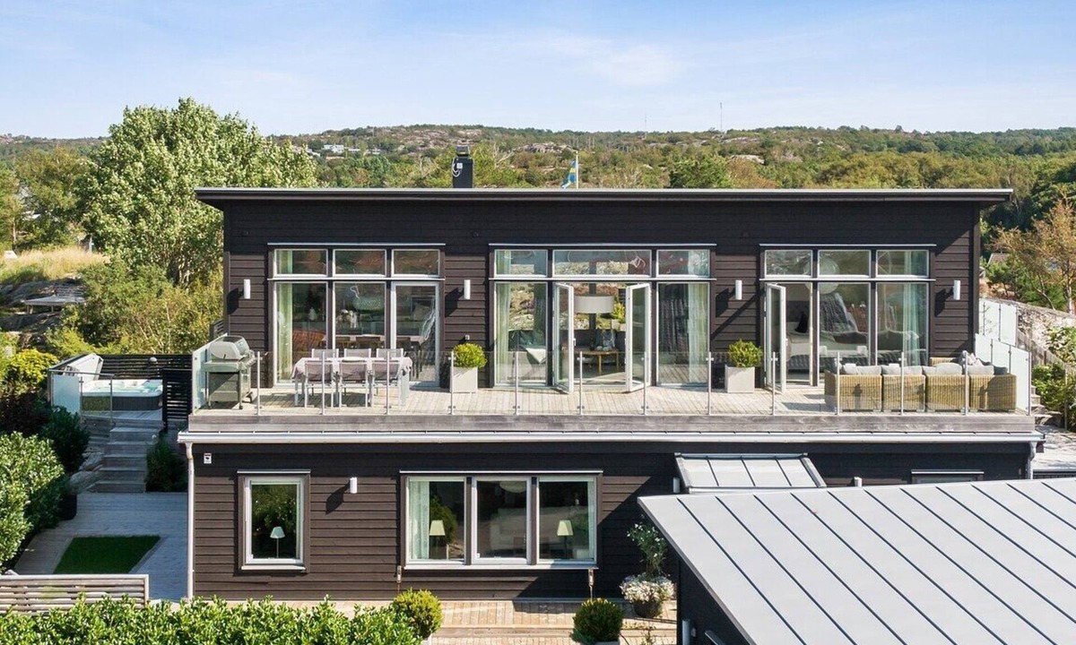 Torslanda Villa | Modern Coastal Villa with Sea View & Jacuzzi, 3-Bedroom Gem in Hjuvik Gothenburg
