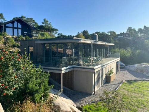 Sarpsborg House | Modern Cottage Near The Beach On Nordre Karlsøy