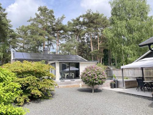 Sandskogen House | Modern Cottage with Deck in Sandskogen