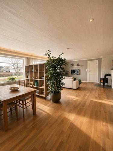 Spangereid Apartment | Modern & Cozy Apartment in Quiet Area, Free Parking