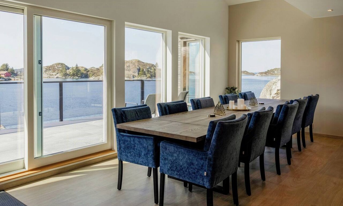 Selbjorn House | Modern fishing cabin with sea view at Kalvaneset
