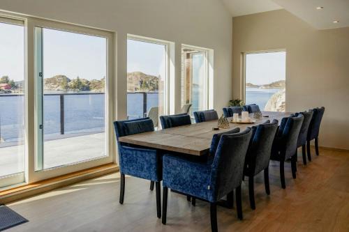 Selbjorn House | Modern Fishing Cabin With Sea View At Kalvaneset