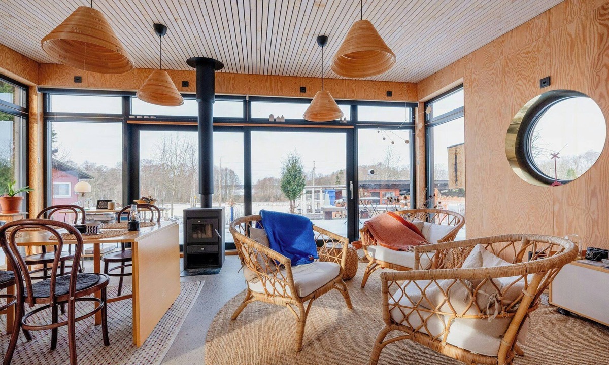 Varnamo House | Modern functionalist cottage by Lake Vidöstern