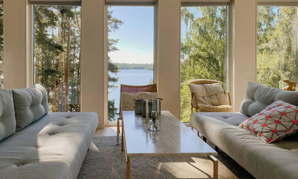 Nashagen House | Modern glass house with a view over Lake Lejondal