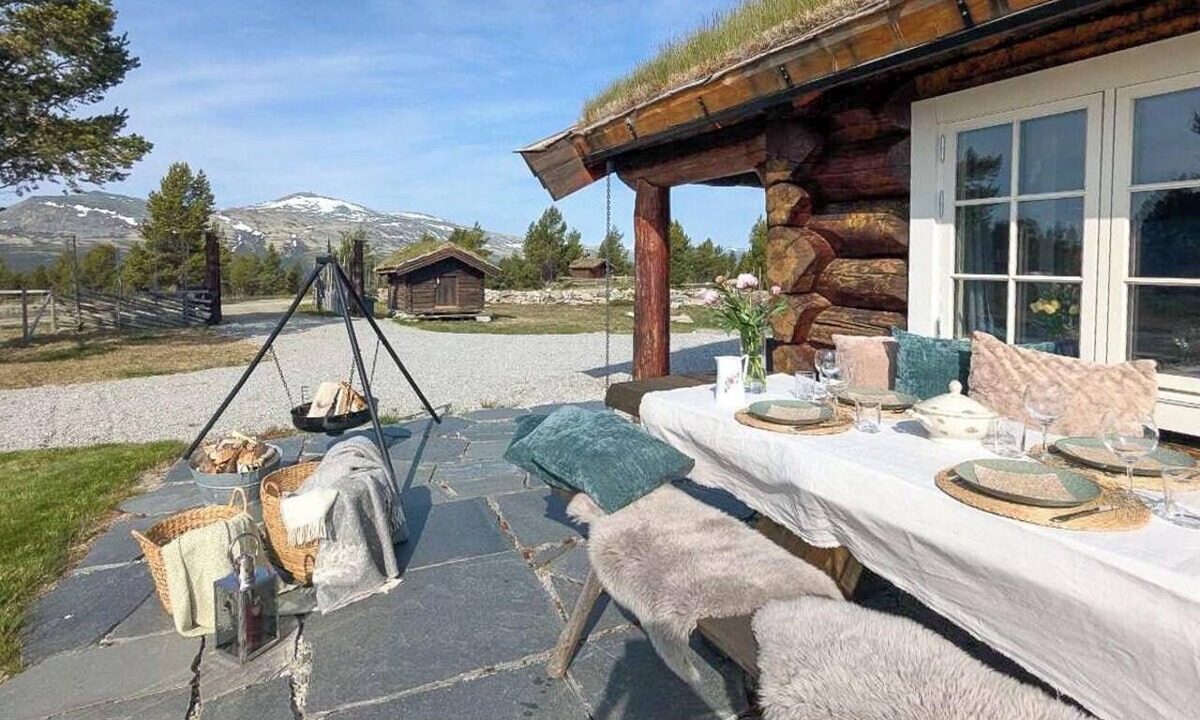 Dovre House | Modern hand-crafted log cabin