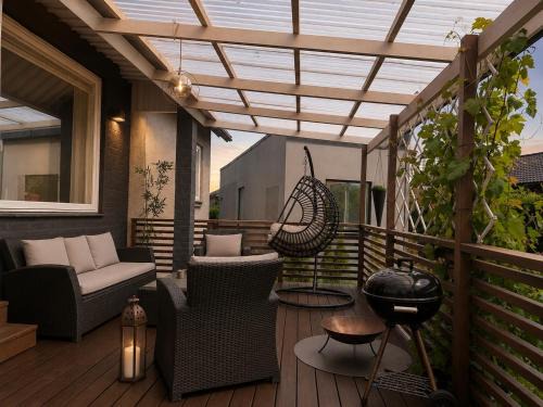 Garsnas Apartment | Modern lägenhet med trädgård på Österlen, nära hav & golf