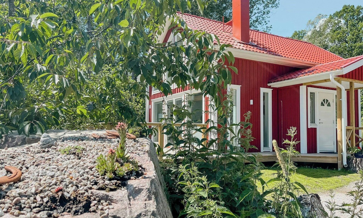Gullabo House | Modern loft house in the woods near Gullabo