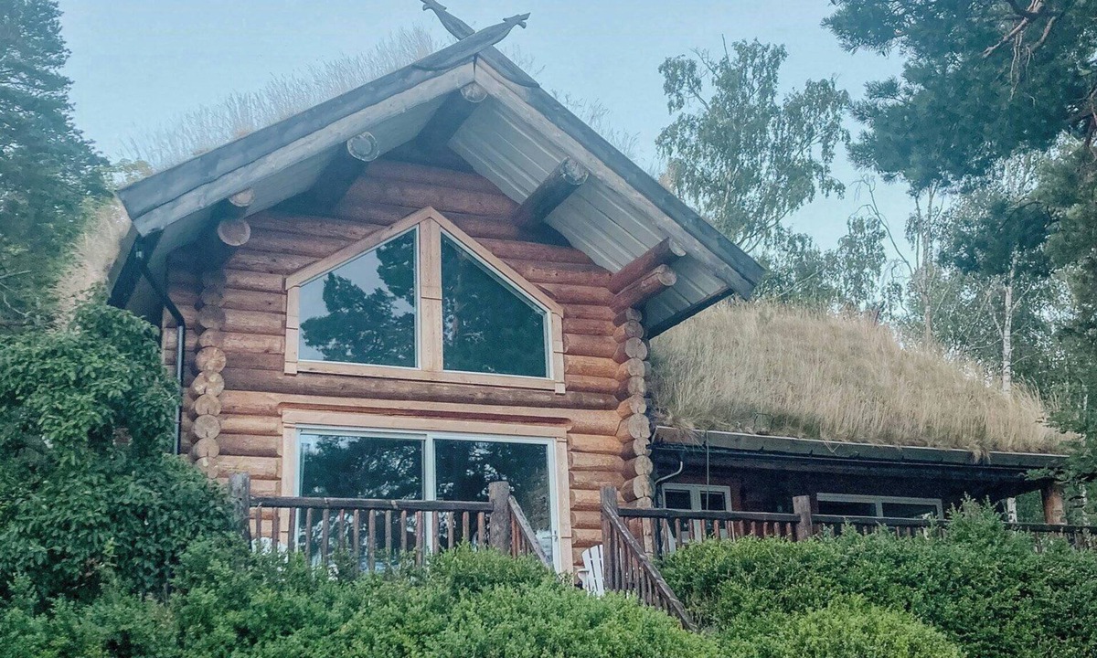 Adelso House | Modern log cabin on Adelsö