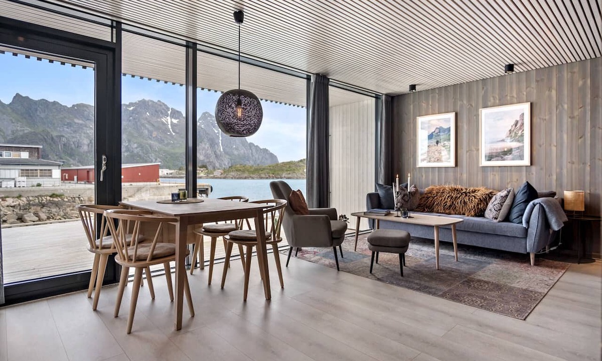 Henningsvaer Apartment | Modern sea front apartment with up to 8 beds
