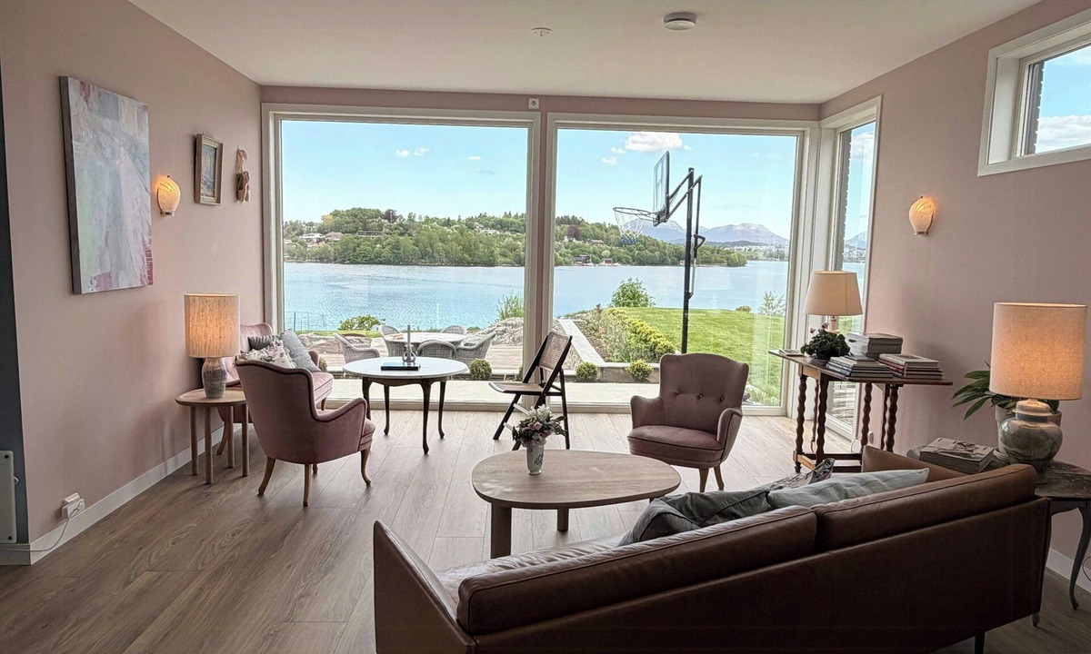 Sula House | Modern seaside house by the shore in Sunnmøre
