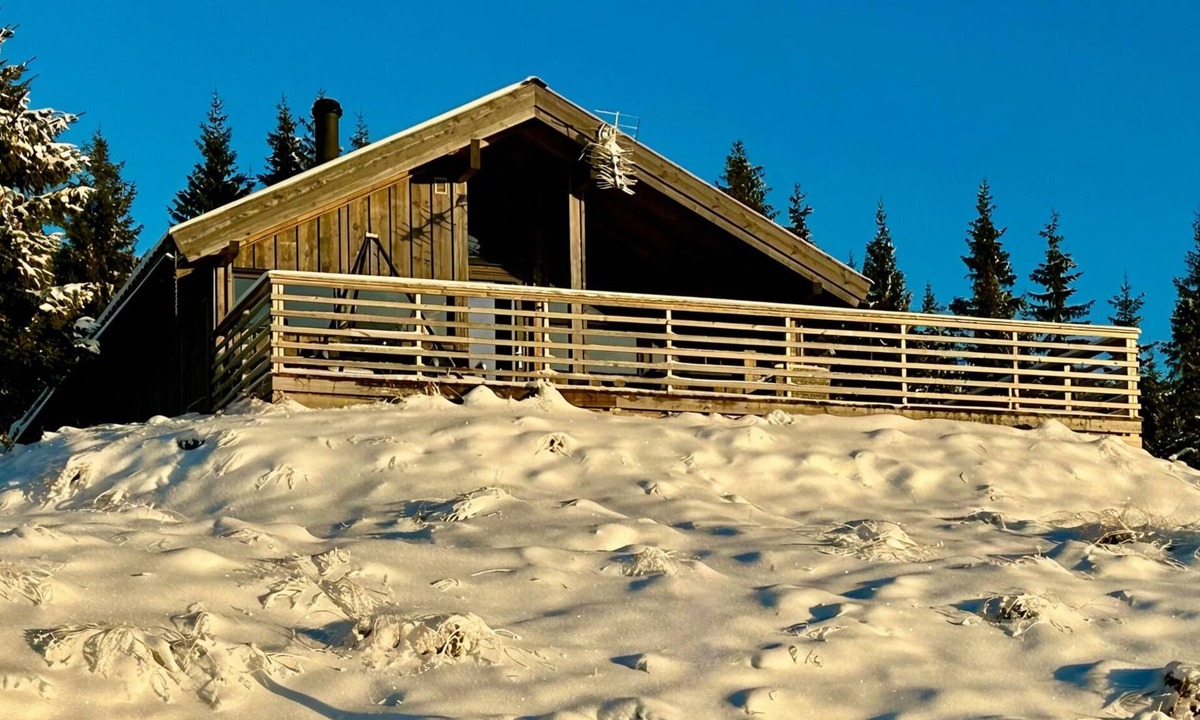 Ringsaker House | Modern sports cabin on Sjusjøen with sauna and waxing room