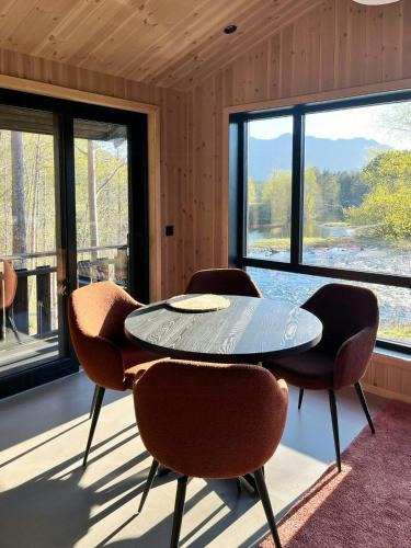 Flora Apartment | Moderne Hytte Høyt Over Storelva Ved Eikefjord