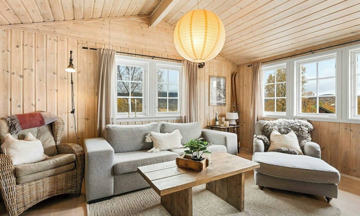 Vinje House | Modernized cabin near ski slopes with deck views