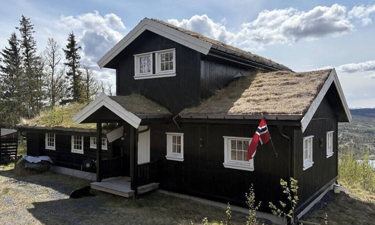 Vestre Slidre House | Modernized log cabin with views of the mountains