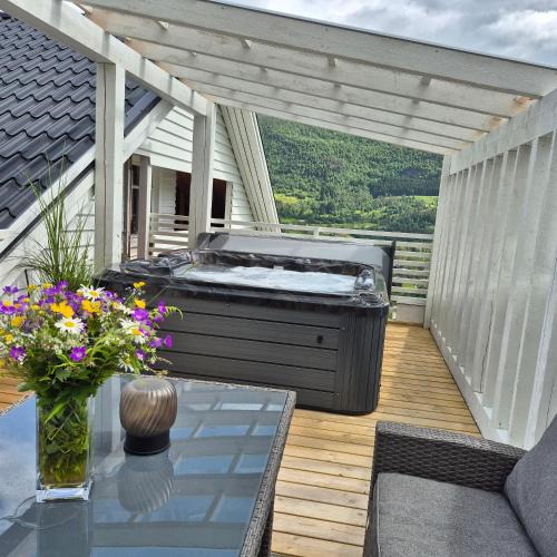 Luster Apartment | Molden Sky - takterrasse med egen jacuzzi!